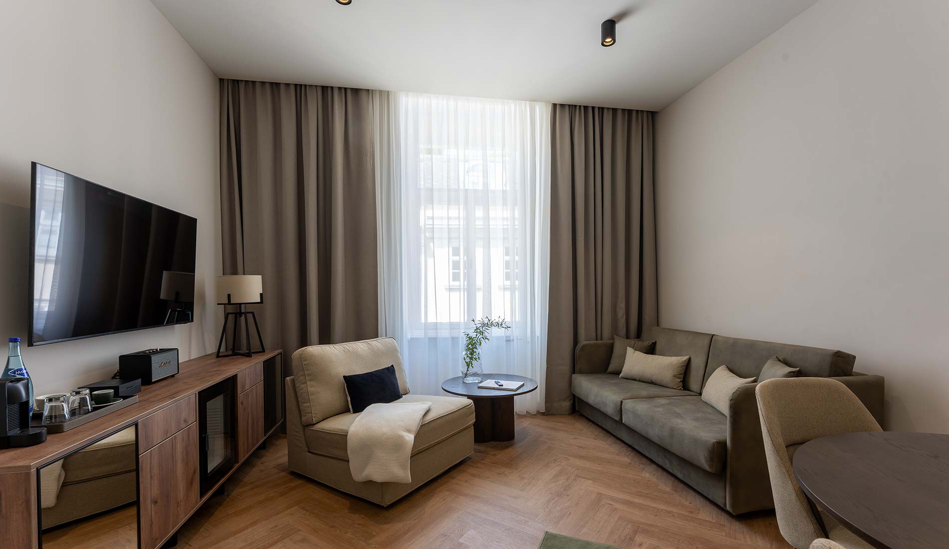 Deluxe Suite with hall