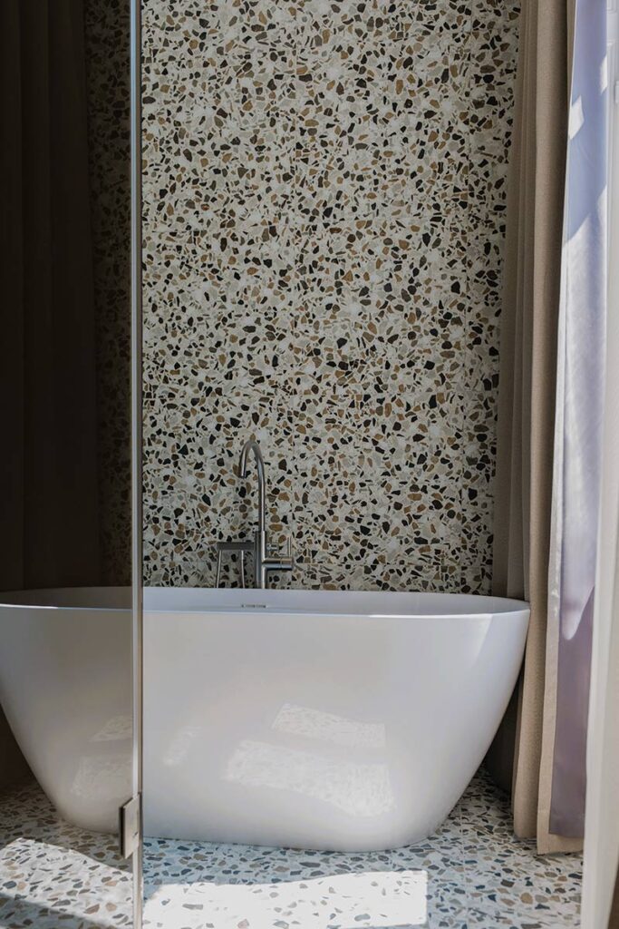 Grand LOVIS bath tub