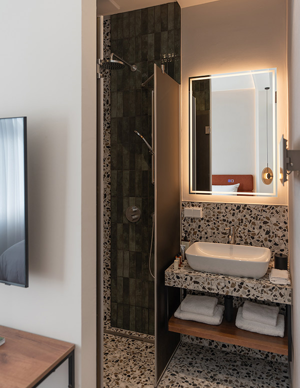 Superior bath detail